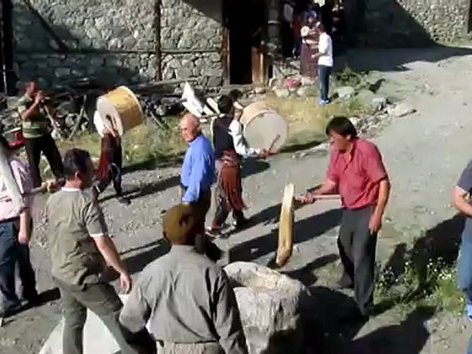 hanefi köyü gelenksel düğün(adem siviş)-Düğün Keşkeği Dövme