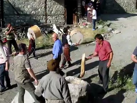 hanefi köyü gelenksel düğün(adem siviş)-Düğün Keşkeği Dövme