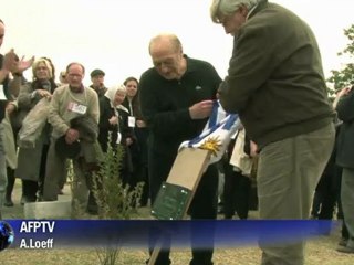 Pianist returns to the prison where he was tortured