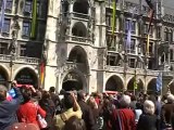 Muenchen Rathaus Glockenspiel auf dem Marienplatz 12.00 Uhr