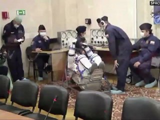 [Soyuz] Expedition 27 Crew Suit Up For Launch