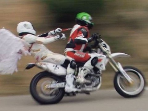 Nuques et Lolo vous apprennent à rouler sûr et propre sur la route ( Moto Journal )