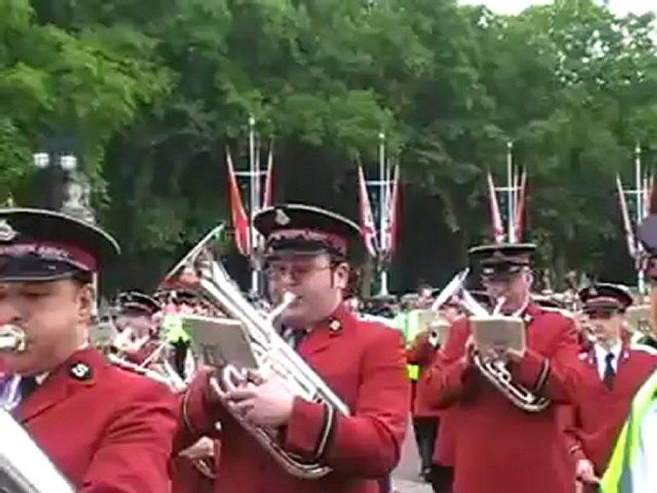 London Musikkapellen ziehen in Buckingham Palace ein