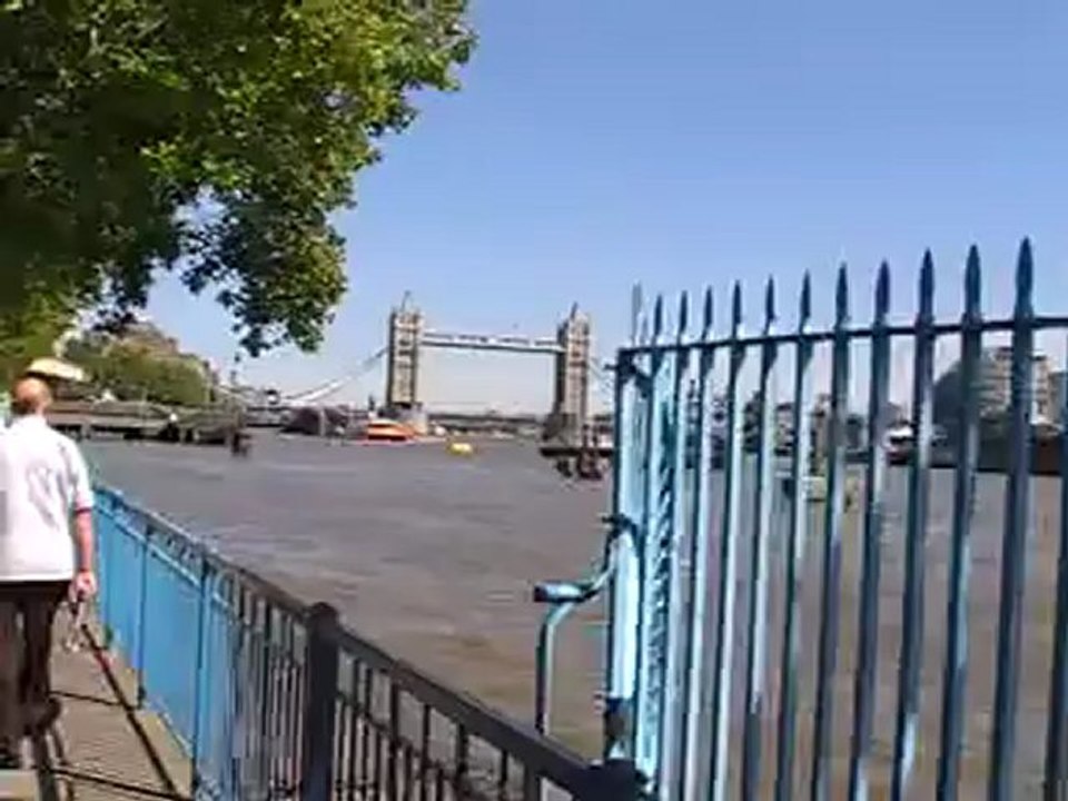 The Tower Bridge and the Tower of London vom Themseufer aus