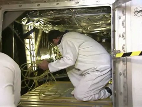 [STS-134] Shuttle Technicians Enter Endeavour's Aft