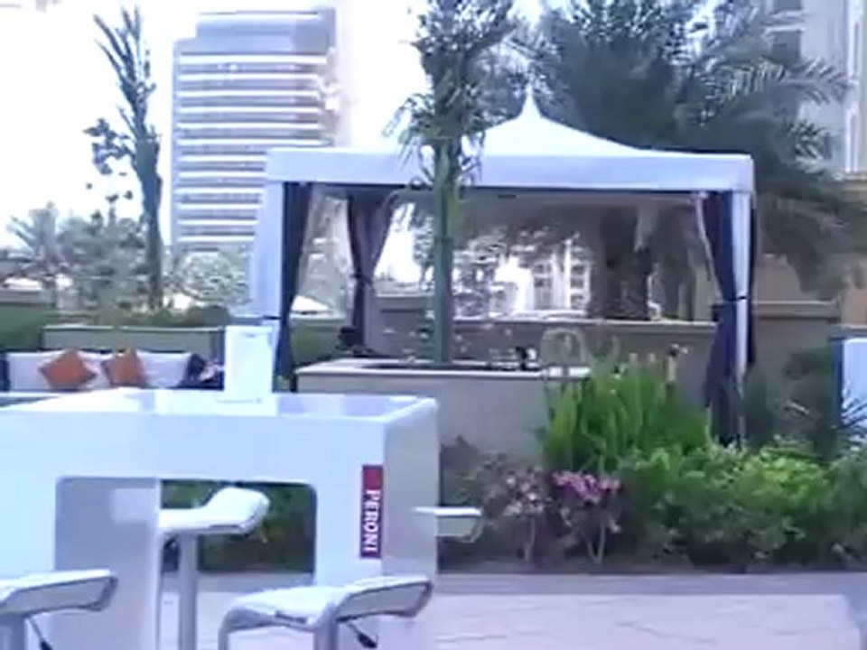 Mövenpick Jumeirah Hotel Dubai Pool Liegen nähe The Palm Strandhotel Luxushotel 5 Sterne