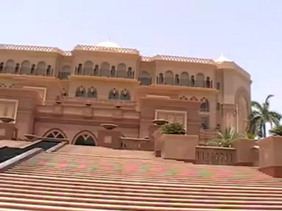 Hotel Emirates Palace Abu Dhabi Wasserspiele von aussen Brunnen Luxushotel Strandhotel 5,5 Sterne