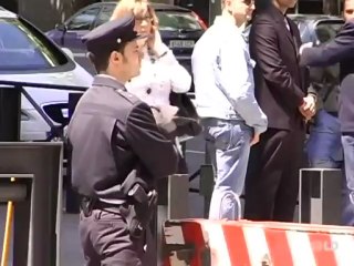 Una funcionaria estuvo a disposición de Garzón en su estancia en USA.