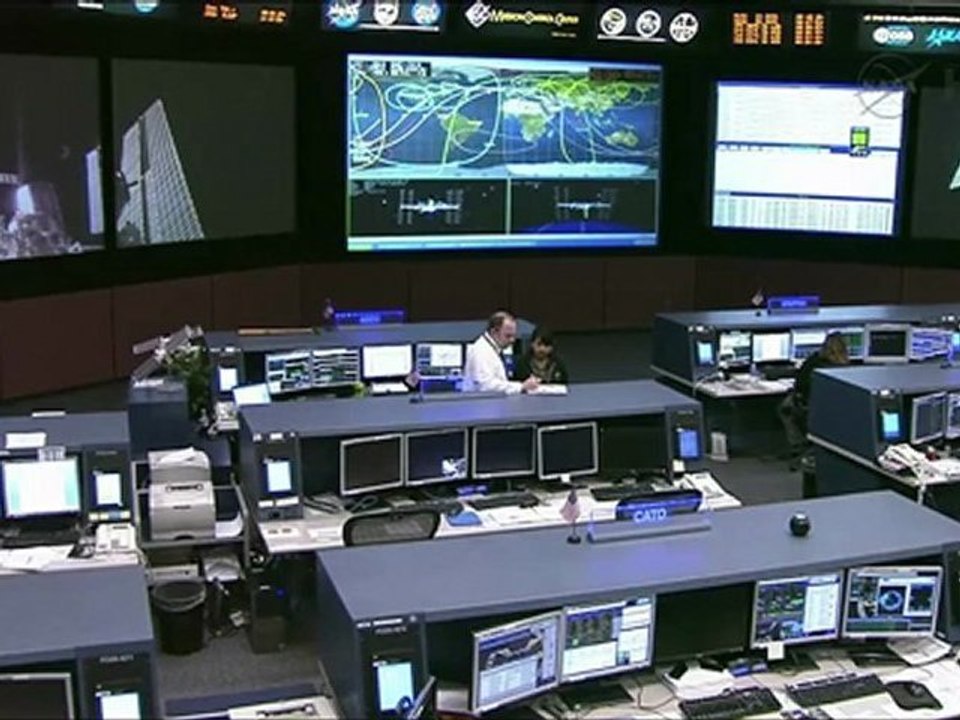 [ISS] Crews Shelter in Soyuz As Space Debris Passes Station