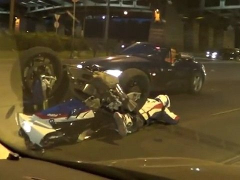 Un motard pile et se prend la moto sur le dos