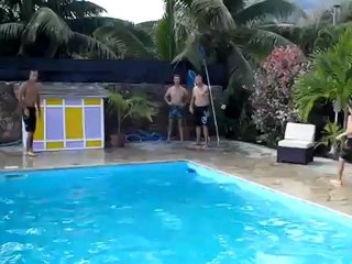 Bombaaa dans la piscine ;) le trio de choc