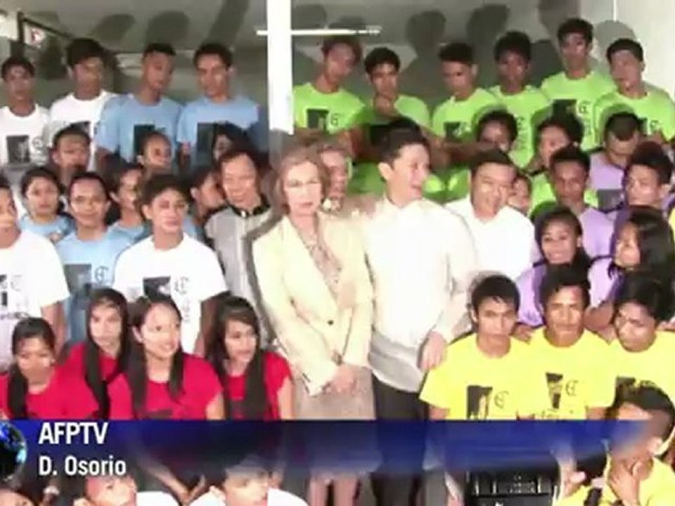 Spain's Queen Sofia visits school in Manila