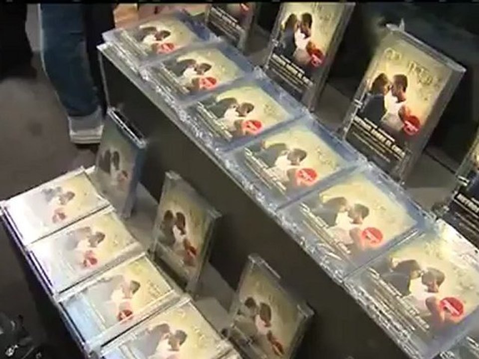 Mario Casas Y María Valverde fFirman Los DVD De 3MSC