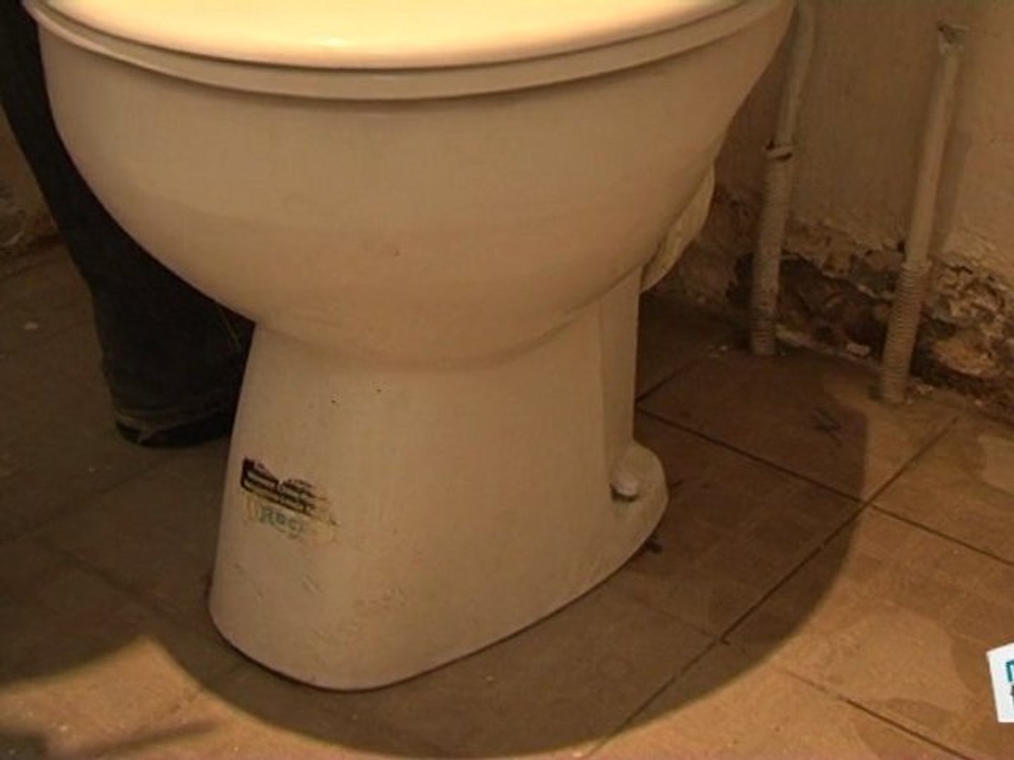 Comment démonter une cuvette de toilette ? - Vidéo Dailymotion