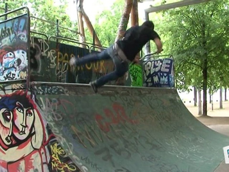 Trotinette freestyle: scooterflip