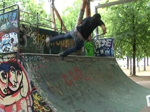 Trotinette freestyle: scooterflip