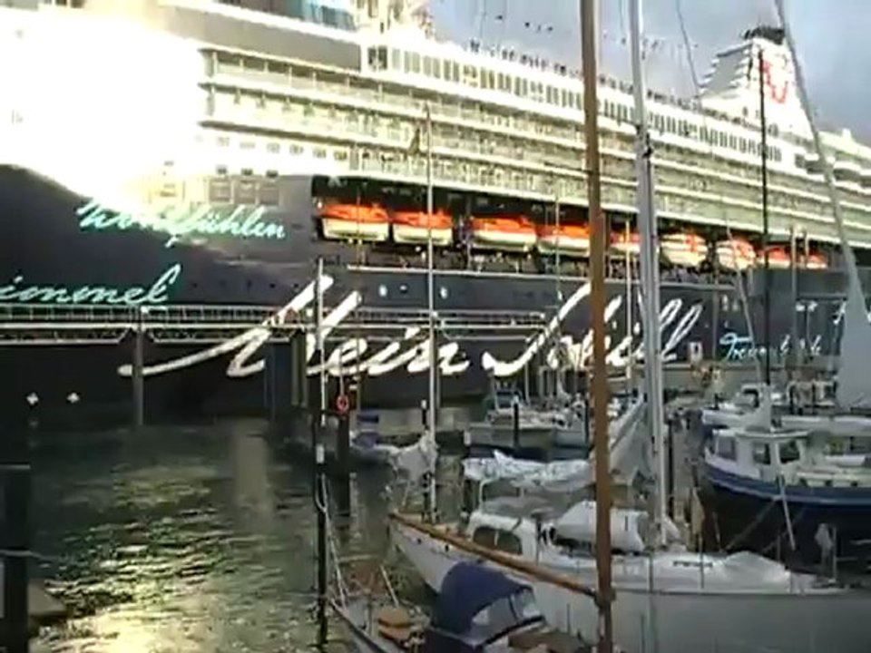 TUI Mein Schiff von TUI Cruises Kiel Hafen Hubert Fella