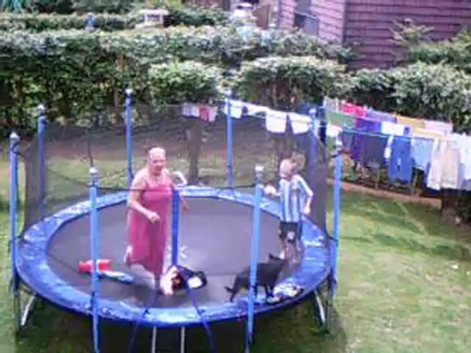 Mami qui s'amuse avec notre petit fils Aaron