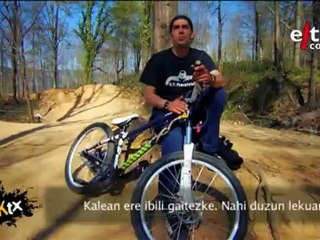 BMX bizikleta gainean aurrera egitea. KTX kirolak eta abentura