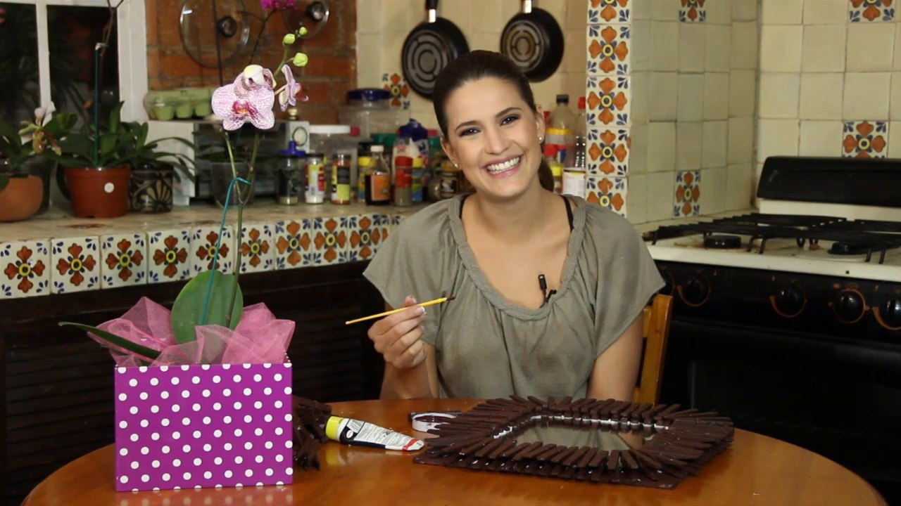 Espejo con marco de pinzas de ropa