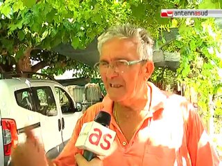 TG 04.07.12 Migranti del Cara "a spasso" sui binari per prendere il bus