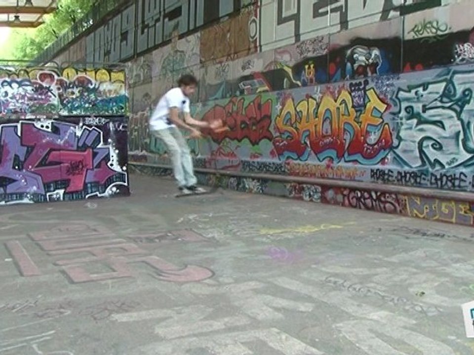 Trotinette Freestyle: bar spin