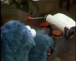 KURABİYE CANAVARI DAKTİLO BAŞINDA