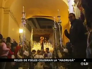 La "Madrugá" llena las calles de Sevilla de miles de personas