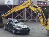 Funcionários despedidos destroem carro do (ex) patrão