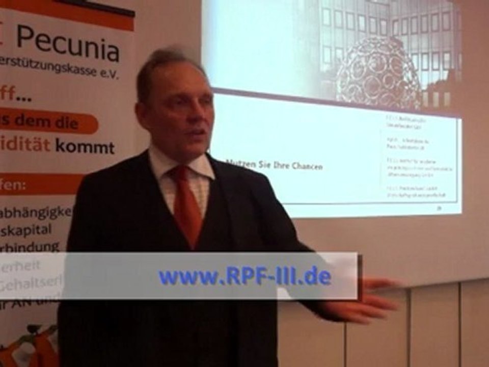 Manfred Baier beantwortet am Ende seines Vortrags einige Zuschauerfragen