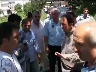 Baz karşıtları yumruk yumruğa kavga etti!