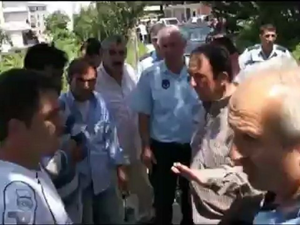 Baz karşıtları yumruk yumruğa kavga etti!