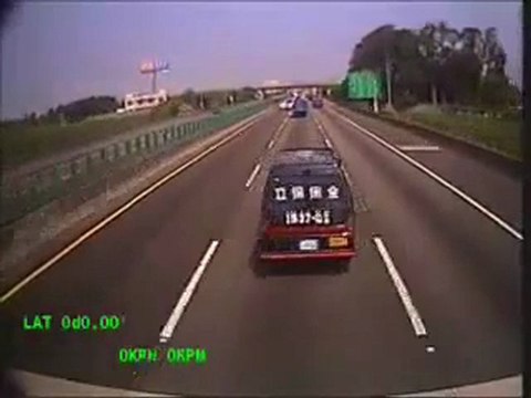 Taiwan: Un bus rentre en collision avec 13 voitures