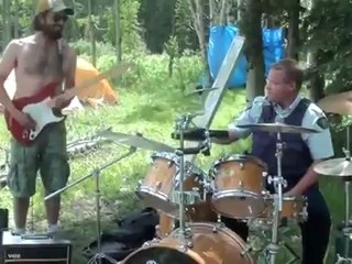 Polícia junta-se a campistas e dá show a tocar bateria