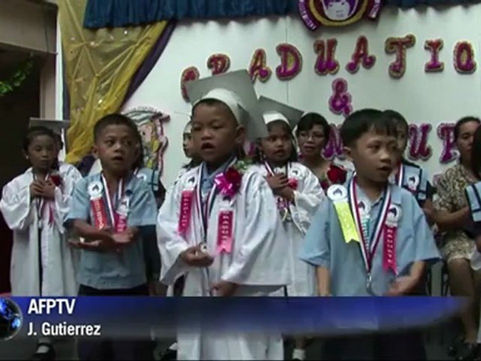 "engel des mülls" hilft slum-kindern und müttern in manila