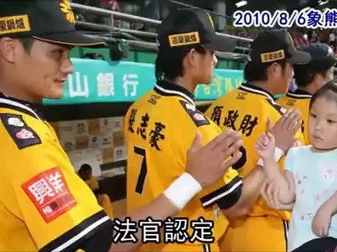 Foul ball hits baseball fan in the face