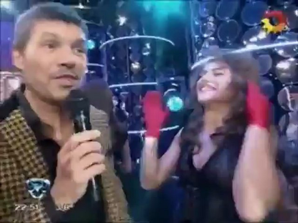 Tinelli besó a las 13 bailarinas
