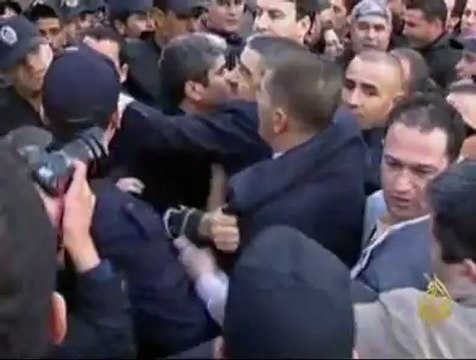 مواجهات بين قوات جزائرية ومحتجين يـطالبون بالتغييـر