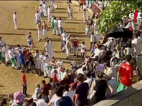 Espectaculares imágenes de un toro saltando al tendido en Tafalla