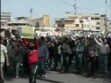 متظاهرون عراقيون يكسرون حاجز الأمن في التحرير