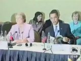 Hugo Chávez regala un libro a Barack Obama