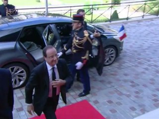 France pledges sanctions as it opens Syria meeting