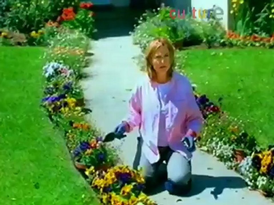 Crazy Snickers ads: cougars and machos in the neighborhood