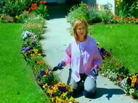 Crazy Snickers ads: cougars and machos in the neighborhood