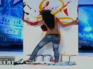 Mulher que pinta com os seios !!!