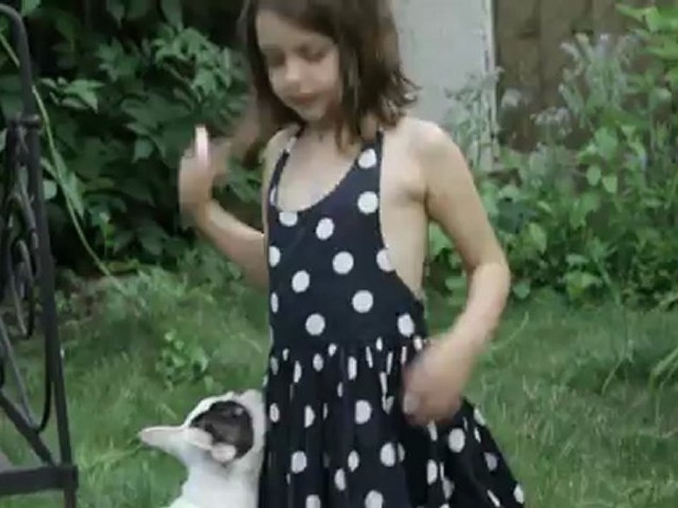 5 juillet 2012 Adèle a un pb canin pour dessiner