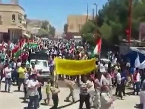 Amateur video shows heavy shelling in Homs.