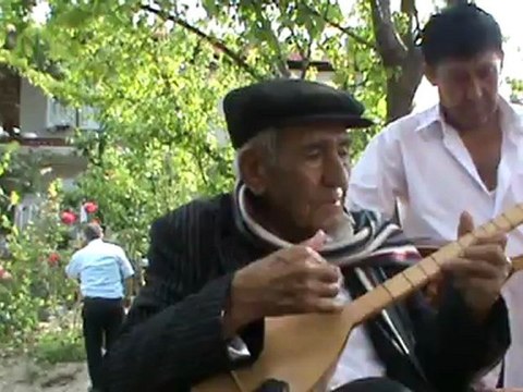 Hayri Dev sipsi ile gelin çıkarma havası ve üç telli ile gelin oynatma havası.