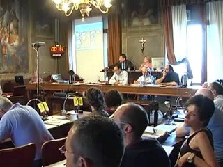 passa il bilancio si accende la polemica