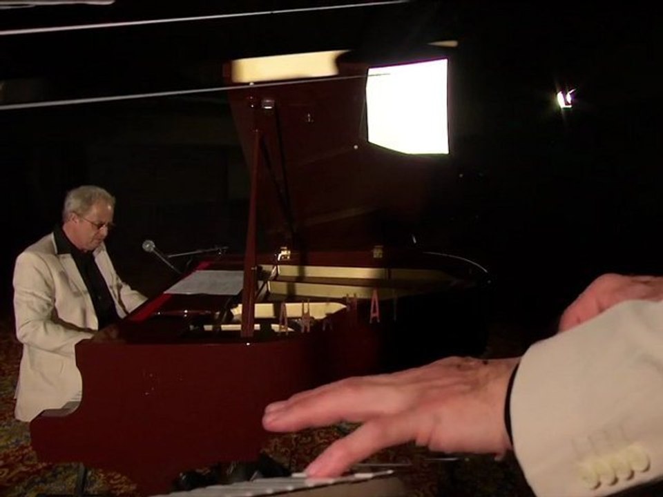 Pianiste chanteur chante M. Legrand REMY MONCORGE parapluies de Cherbourg